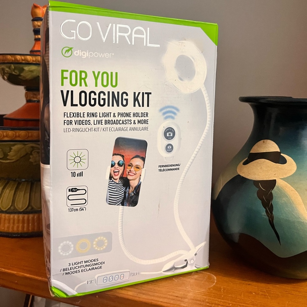 vlogging stand/kit. Never been used.